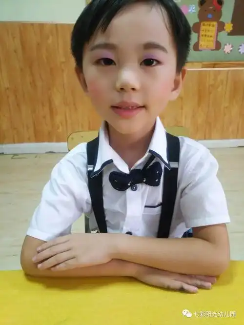 孩子第一天上幼儿园想家，当着两名保安面上演“逃学威龙”，穿巷过马路逃学回家吓哭母亲。
 
江西这名小朋友刚入园，心里过度想念家人，就想着自己跑回家。整个过程花了将近四十分钟，孩子穿过小巷，还独自横穿马路，一路回到家中。母亲突然看见孩子出现在家门口，当场被吓得哭出来。事后家长询问孩子，为什么保安没有进