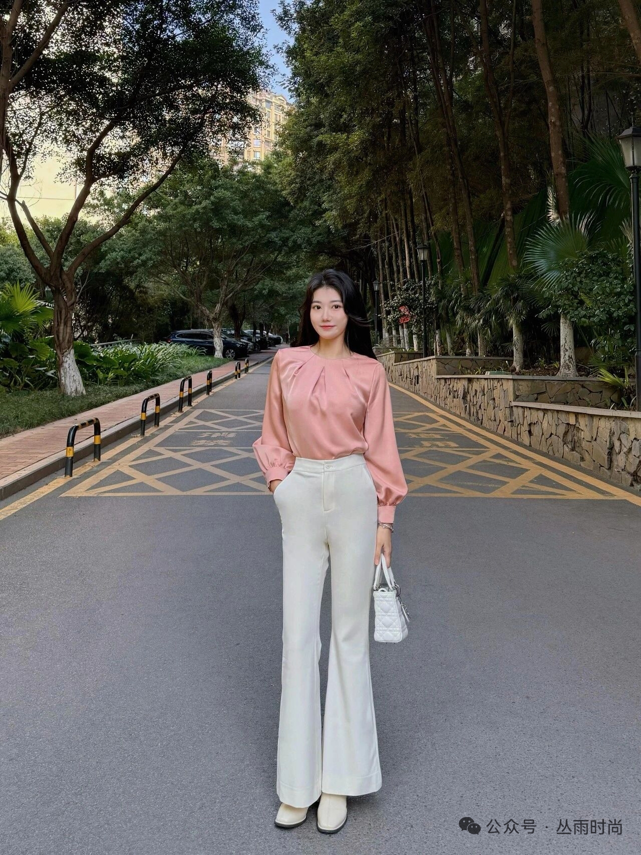 美女时尚达配很有气质。