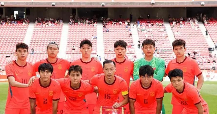 先进球被逆转！U23国足1比2韩国，毛伟杰伤退后防线崩了，央视转头播德约，跳水百金和足球出局同一天
名古屋长居陆上竞技场的记分牌停在1比2已经四十分钟了，看台上那面“继续战斗”的横幅还举着。王钰栋第23分钟单刀推射破门的那一刻，中国亚运男足等了整整四十年——这是亚运会赛场上第一次攻破韩国队的球门
但