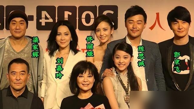 陈思诚佟丽娅又坐一起了，中间隔着刘嘉玲，郭京飞在旁边表情都绷不住了。离婚五年，这俩人愣是把夫妻过成了同事。佟丽娅上鲁豫节目，开口就是“思诚没家暴”，直接替前夫把谣给辟了。更绝的是，俩人每周四晚七点雷打不动开视频会，不聊感情，只聊儿子朵朵的钢琴比赛。一个当导演往前冲，一个演戏跳舞搞事业，孩子的事分工明