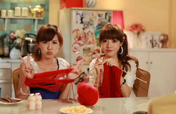 #网传爱情公寓回归季阵容# 爱情公寓的售后是真的绝！先是李金铭李佳航聚餐，再是三美合体，然后是王传君在舞台重提关谷神奇——原来都是在为回归季铺路！ ​