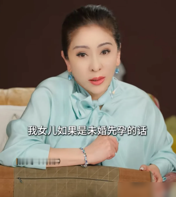 当年向太查出怀孕，没告诉向华强，一个人跑去医院做掉了，这事瞒了整整十年。
她说不是不想生，是那时候向华强身边不缺女人，她不想靠肚子绑住一个男人。
后来两人结婚，一起搞中国星，硬是把烂牌打成王炸。2013年她看上颗75克拉的钻石，佳士得拍场，眼睛都没眨。落槌7600万港币，算上佣金8611万。