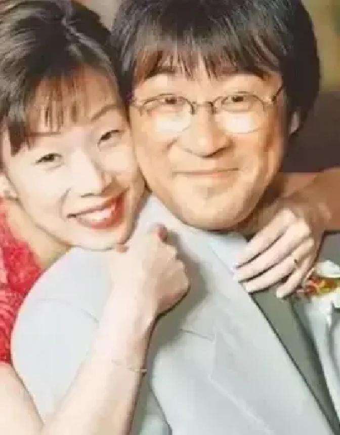 1994年，李宗盛婚内出轨，爱上了妻子的闺蜜林忆莲，为求刺激两人同居了，不想林忆莲很快怀孕，李宗盛没办法，只能跟妻子摊牌：我要对她负责，咱俩离婚吧。

林忆莲坐在出租屋的沙发上，手按着小腹，心里乱糟糟的。李宗盛出门已经三个小时，说是回去和朱卫茵谈清楚。屋里很安静，她能听见自己的心跳。窗帘拉着，外面天