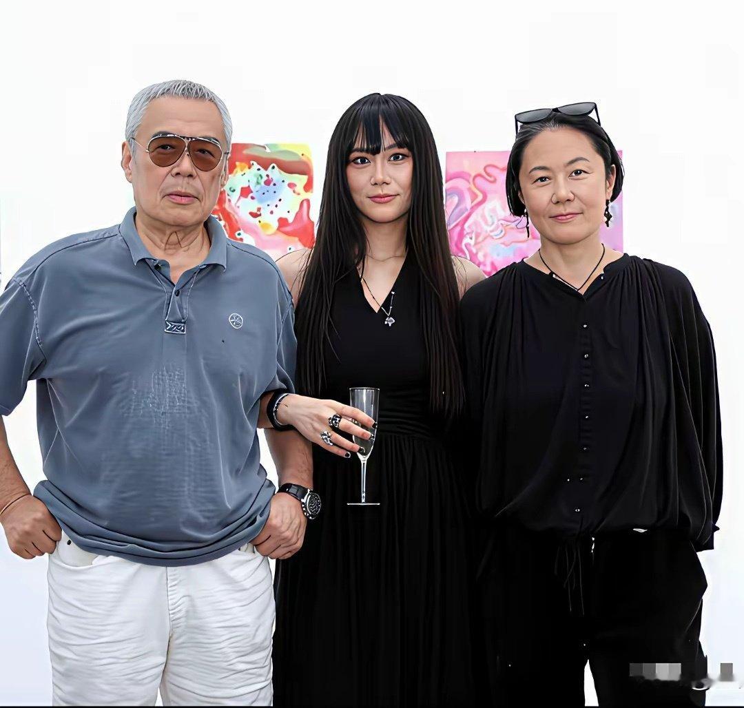 窦唯二女儿窦佳嫄在北京举行个人画展，窦唯前妻高原，还有前岳父都去画展现场了！高原年轻时很漂亮的，现在也老了！
还有窦佳嫄画的画，普通人真是欣赏不来，感觉太抽象了，这可能就是行为艺术吧！ ​