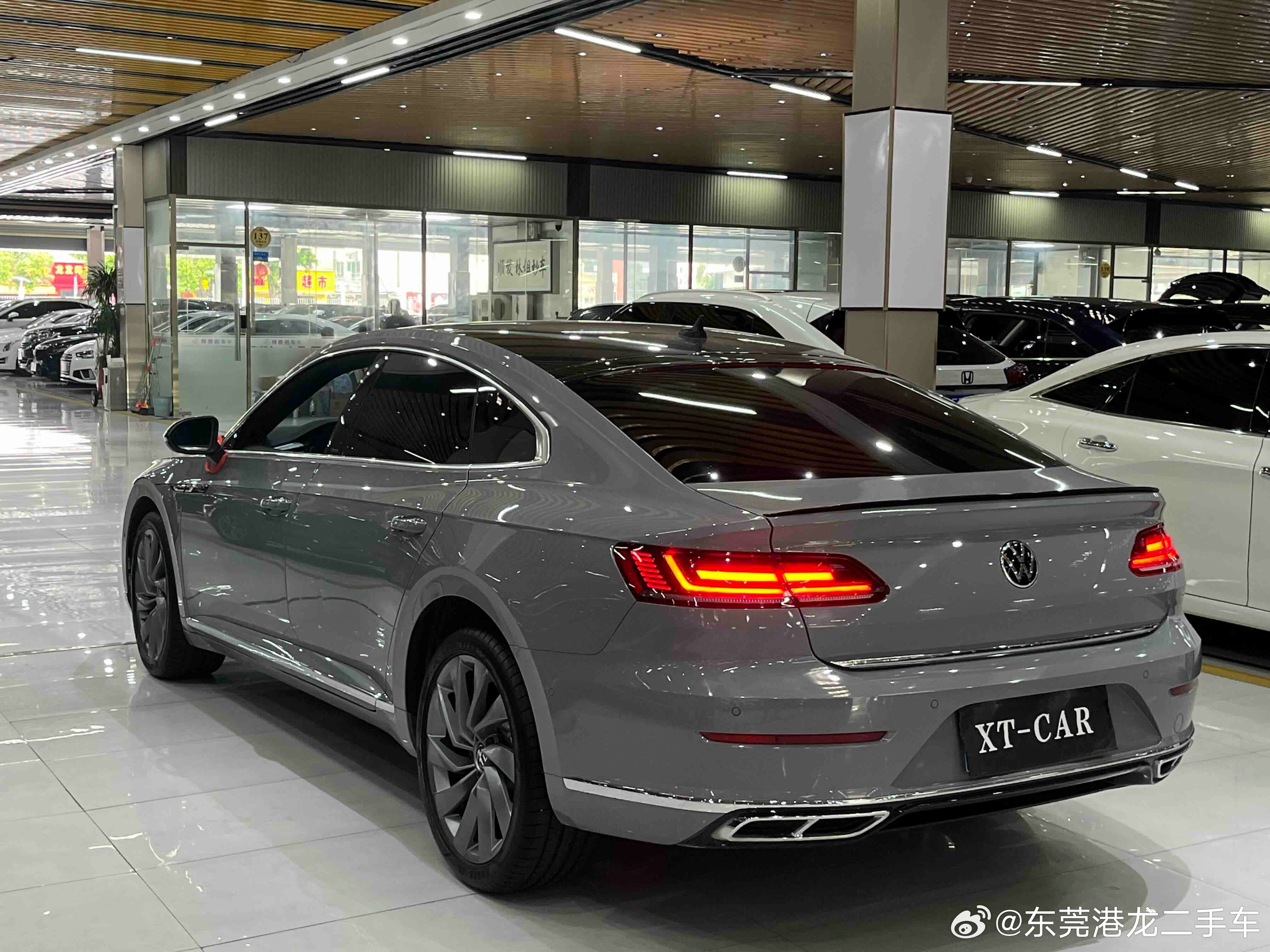 大众CC，曾经的“最美大众”，无框车门+溜背造型，在合资轿车里面辨识度很高。今天聊聊#2021款380TSI夺目版#，2022年8月上牌，行驶6万公里，2.0T高功率版本。

先说优势。
四门无框车门、大溜背车身，外观运动感强，相比普通的迈腾、帕萨特，个性突出，不想开街车的会很喜欢。
380是2.0T高功率，动力储 ​