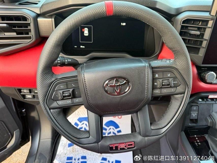 红杉 26款 3.4T 混动 TRD Pro
颜色:灰/红。美版
配置:26款美规红杉TRDPRO。白红 配置:： 全景  行李框  车漆保护  门边保护  TRD 性能套件。TRD 性能燃油贴纸#陈红进口车##进口车##汽车##平行进口车##丰田# ​