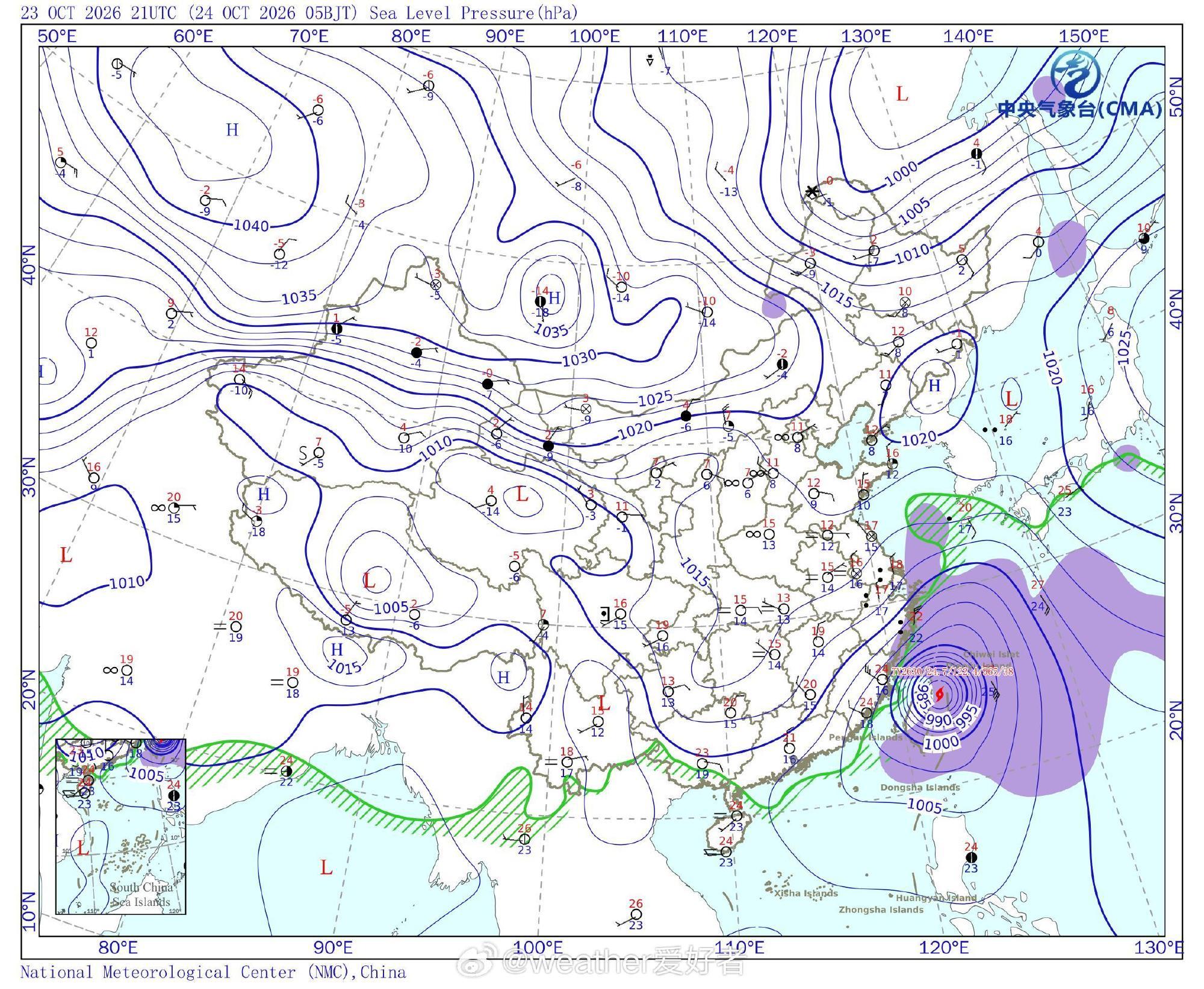 #秋台风叠加冷空气宁波迎大暴雨#台风蔷琵本身环流庞大、水汽充足，为强降雨提供了“原料”。而南下的冷空气则像一堵墙，迫使台风带来的暖湿气流快速抬升凝结，导致降雨效率成倍放大。

这种叠加组合将直接导致风雨影响比台风单独行动时更大、更复杂，即使不登陆也很危险，因此当地居民要尽量居家，注意 ​