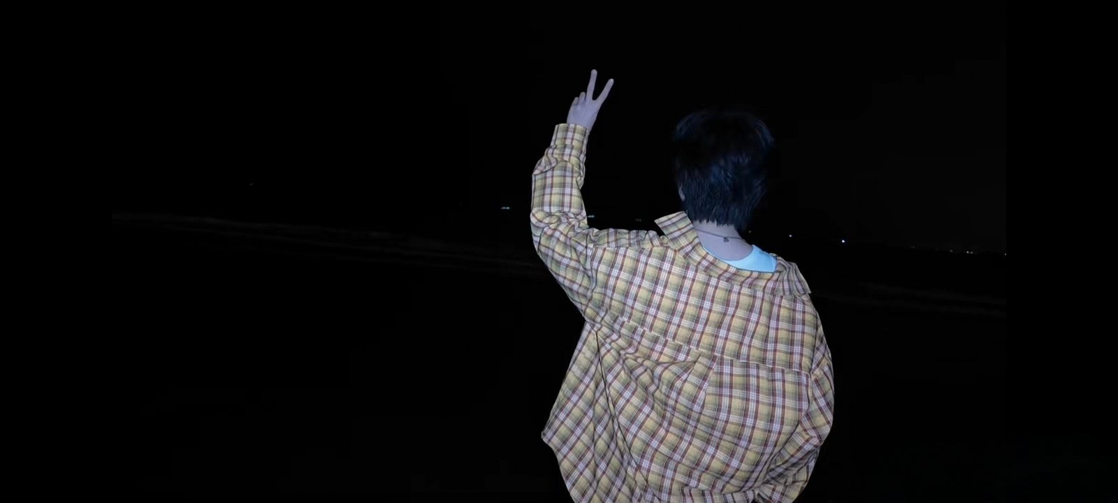 #贺峻霖[超话]# 
我还是跟在你身后 牵着你的手 ​