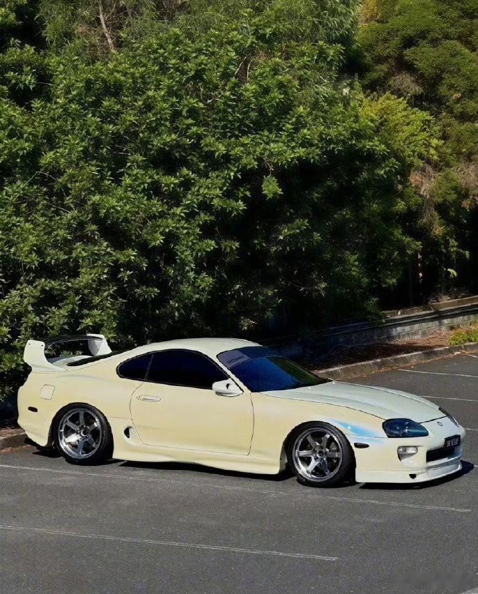 1996年款的Mk4 Supra，那纯净无瑕的白色，宛如初恋般清新脱俗。每一次启动，都是一场对速度与激情的浪漫邂逅。 ​​​