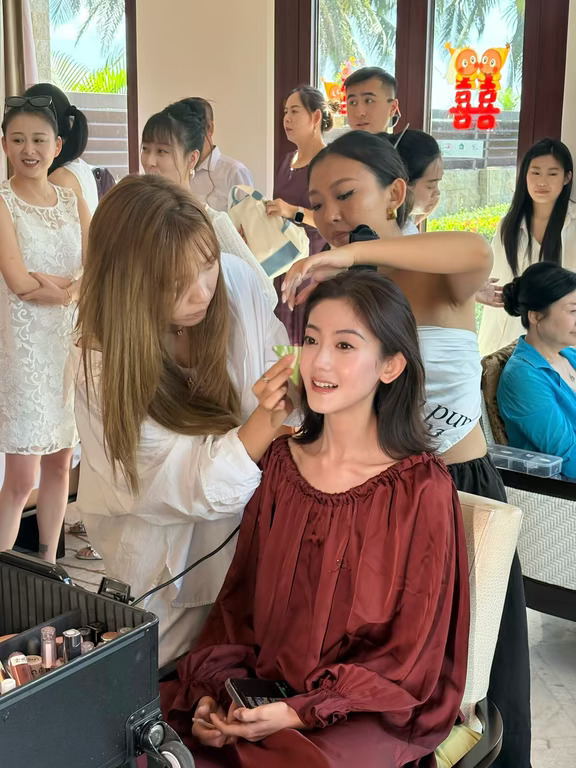 藏不住的甜，95后知名演员今日三亚低调出嫁