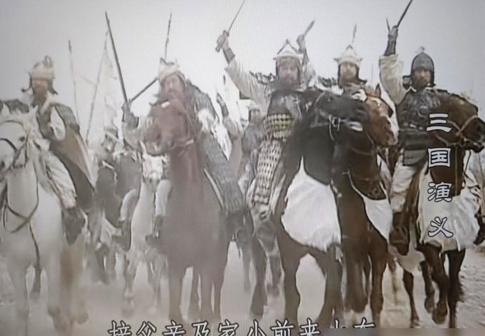 一个错字被追杀了整整三十年。

94版《三国》糜竺搬救兵那场戏，把“孔明公”喊成了“太宗孔融”。就这一个口误，弹幕刷屏，评论区吵出几百楼。有人翻原著，有人扒台词本，非要把这错钉死。结果越扒越心惊：全剧除了这处，几乎再挑不出别的毛病。

如今导演张中一、演员魏宗万和何晴这批人老的老、去的去，观众却还在