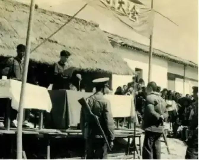 “我是冤枉的，这饭我不吃！”1955年，山东一死刑犯在执行枪决前，一直大喊自己冤枉，就连“杀头饭”都不吃，而当行刑长察觉异常，将案件发回重审之后，却发现事情根本就没有那么简单......
 
行刑长刘明智站在岗哨边上抽烟。他听见食堂里碗碟摔碎的声响，接着是安乐三嘶哑的叫嚷：“我不吃！我要见刘干部！”