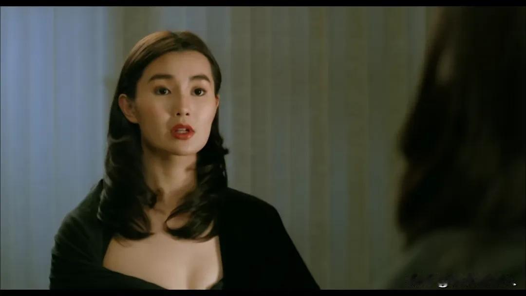 我敢说，很难有人不喜欢《富贵吉祥》里的张曼玉。
《富贵吉祥》，林子祥、张曼玉、张学友、周慧敏领衔主演，是一部「都市爱情喜剧」，整体轻松。
《富贵吉祥》中，张曼玉饰演金中玉，张学友饰演金志杰，二人是姐弟，也都是「穷人」，金中玉是一个修车工，金志杰是一个惹是生非的精神小伙。
这俩姐弟各自有一条爱情线。