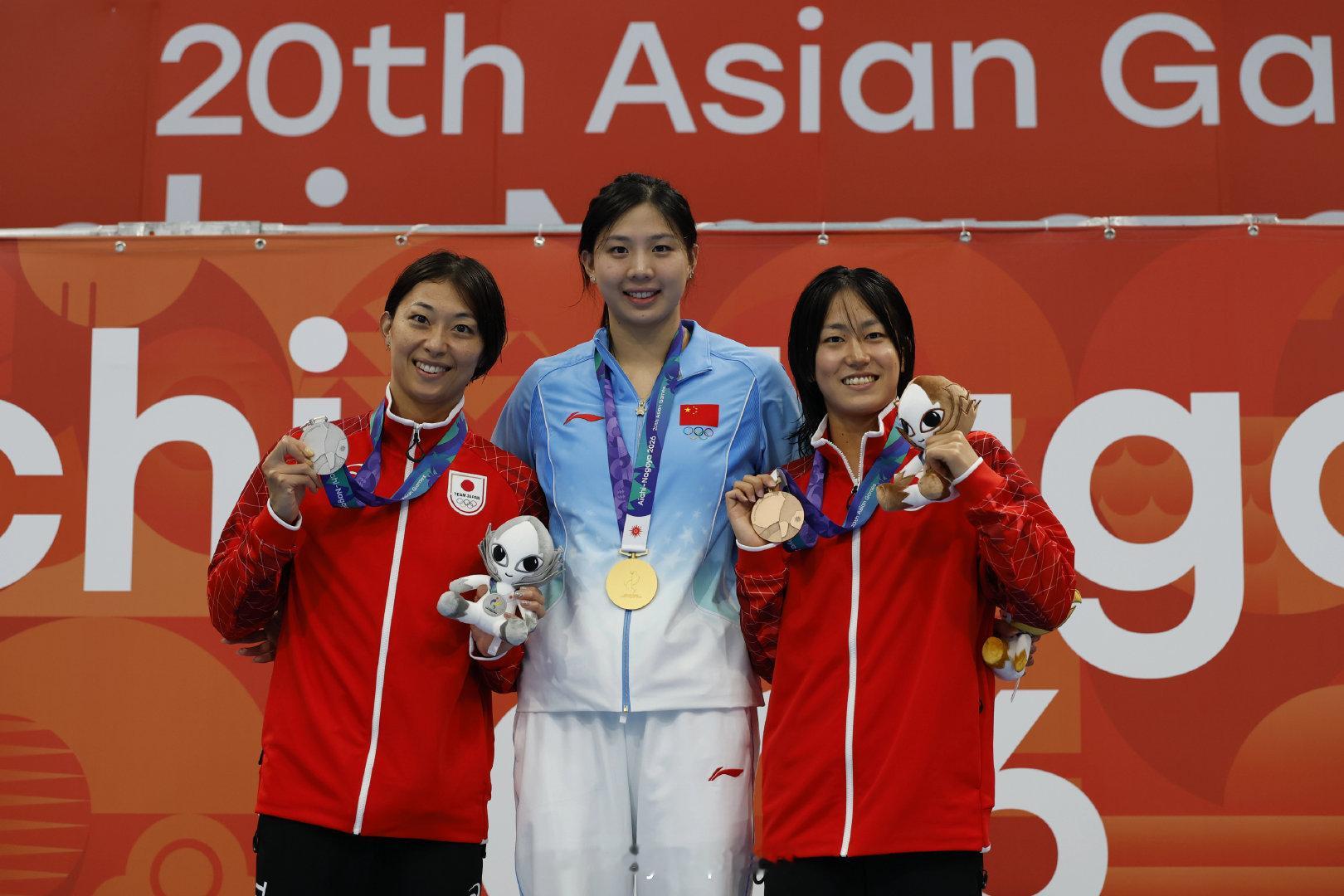 【第45金！女子100米蛙泳唐钱婷夺冠】#唐钱婷夺100蛙金牌# #2026亚运金牌速递##亚运会[超话]# 9月23日，亚运游泳女子100米蛙泳比赛结束，中国选手唐钱婷以1分04秒98夺得冠军，日本铃木聪美和加藤心富分获银铜牌。另外一位中国选手杨畅排名第四。 ​​​​