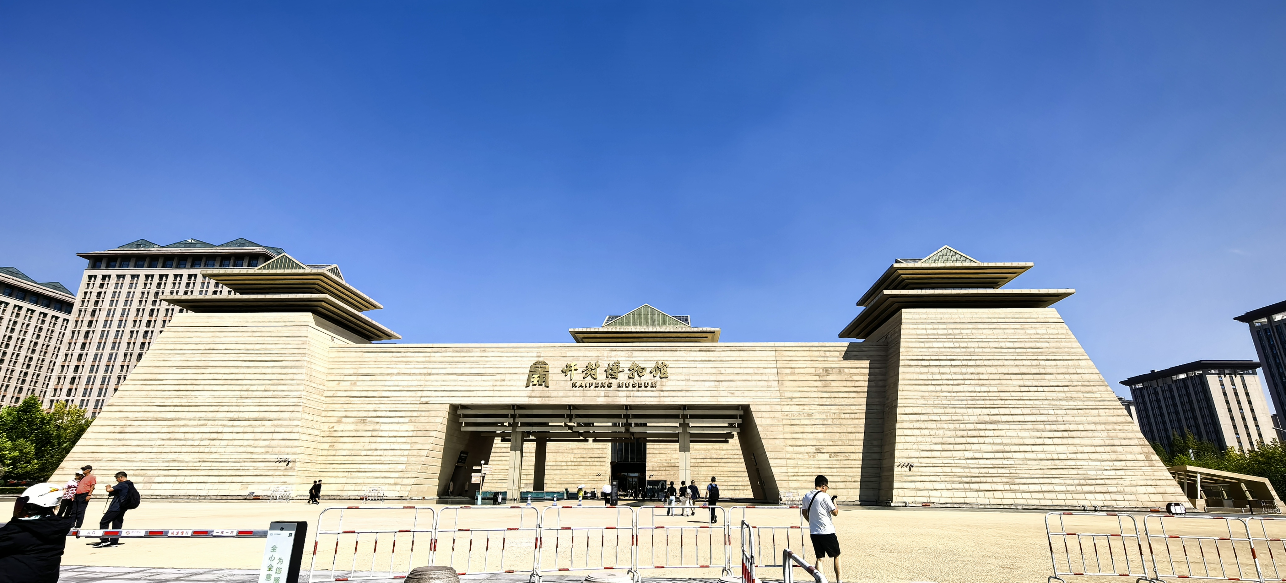 赵佶（1082—1135）
北宋第八位皇帝
庙号徽宗
史上著名艺术大家
瘦金体的创立者
书画代表作：芙蓉锦鸡图、听琴图、文会图
史评：诸事皆能，独不能为君
