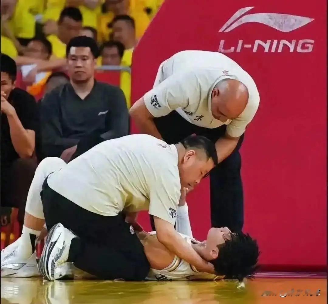 北京时间5月1日，CBA半决赛的战火再度点燃，而在备受瞩目的G2比赛中...