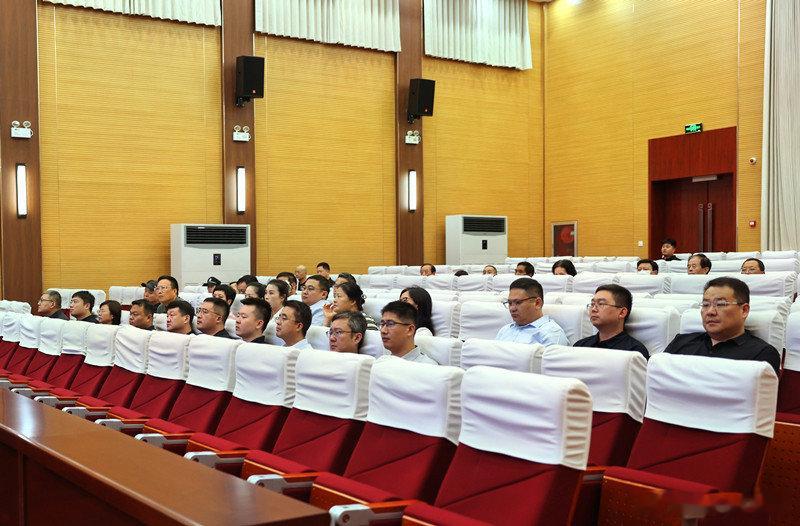 【睢阳区法院邀请企业员工旁听职务犯罪案件加强警示教育】9 月 2 日下午，睢阳区人民法院公开开庭审理一起职务犯罪案件，邀请商丘市天宇电力工程有限公司职工走进审判庭，用真实案件替代说教宣讲，以看得见、感受得到的司法现场，让警示教育更深入人心。 ​