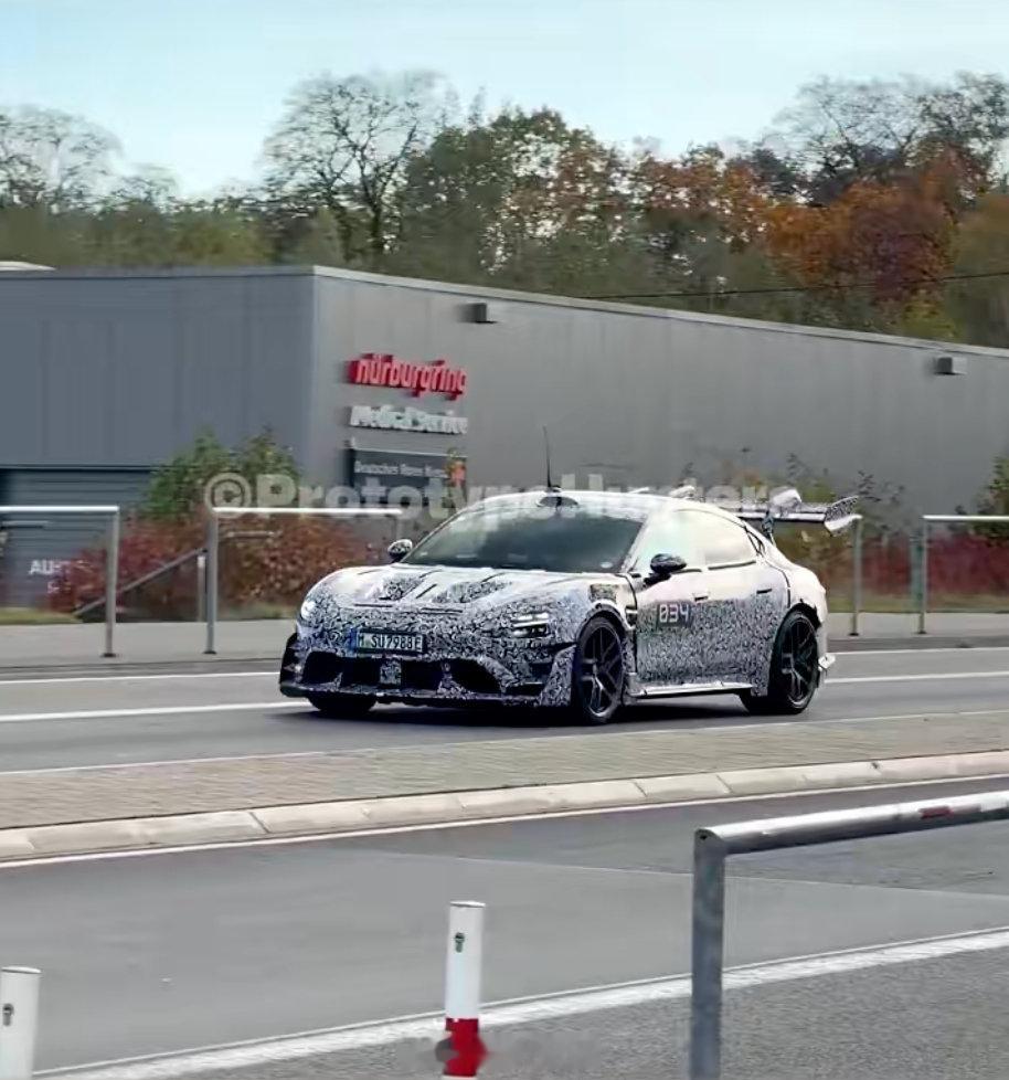 新一代SU7 Ultra现身纽北赛道 ​