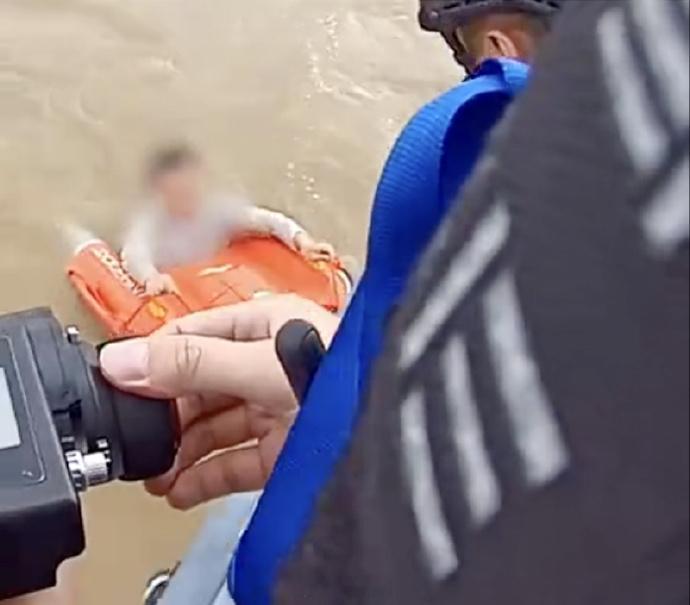 【珠海#三人出海钓鱼被困岛上#！警方出动水上救生机器人营救】8月24日，南都N视频记者从广东省公安厅获悉，19日，在珠海金海大桥附近，三人驾驶橡皮艇出海钓鱼，登岛后因风浪太大被困。斗门水上大队紧急出警，并出动水上救生机器人。3人全部获救。

“你好，我们现在在岛上钓鱼，风浪太大回不去了。我 ​