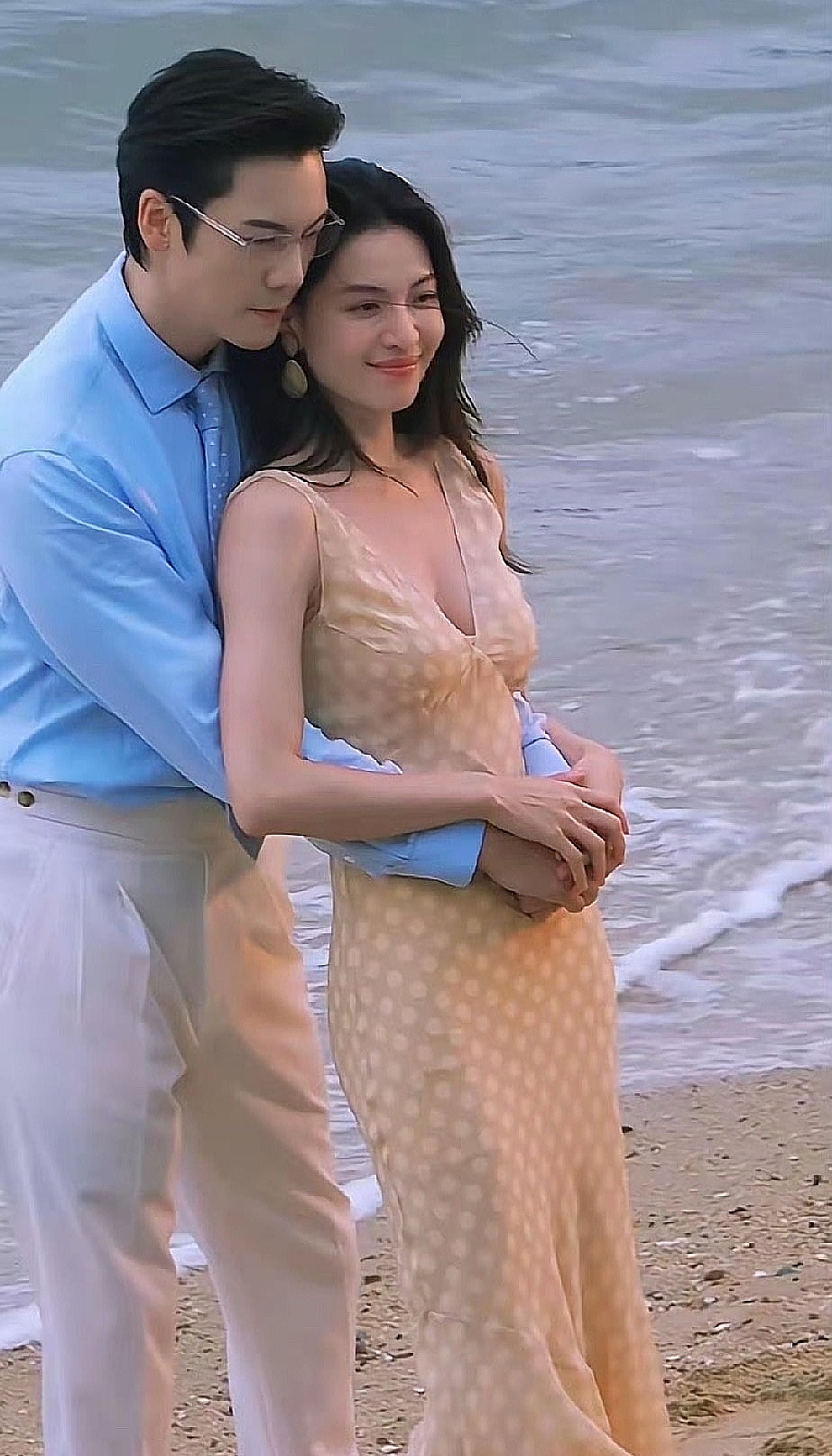 陈伟霆和钟楚曦这组海边氛围感镜头实在太出彩了！演员这行当真算得上是高危职业啊！俊男美女整日凑在一块拍戏，谁能扛得住这般诱惑。天天对戏演绎亲密桥段，相处久了真的很容易擦出爱的小火花。演戏入戏太深，分不清戏里戏外，换做是谁恐怕都难免心动吧😏
陈伟霆 钟楚曦