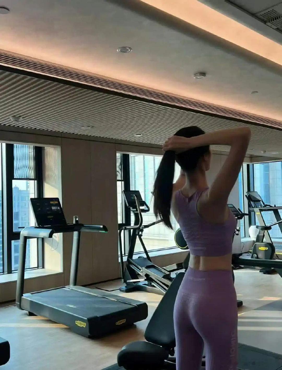 何穗练完这状态，超模身材真不是白给的 ​
