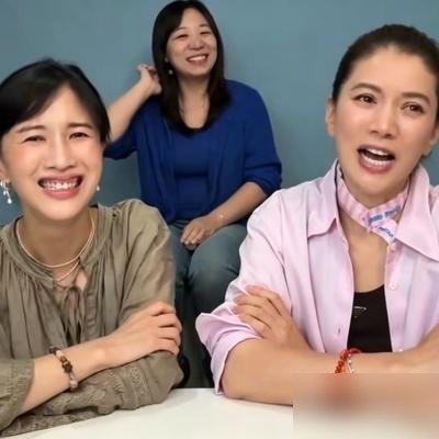 吴镇宇说张智霖娶袁咏仪是“回馈社会”，袁咏仪当场就怼回去了，说吴镇宇老婆嫁给他才是拯救宇宙，吃了不少苦。话一落地，全场笑疯。
这俩认识多少年了，互损起来根本不留面子。但越敢这么损，越说明关系铁。袁咏仪嘴上是反击，其实句句都在给吴镇宇递台阶，把话题变成老友间的段子。
你看她上访谈，说跟张智霖“过得