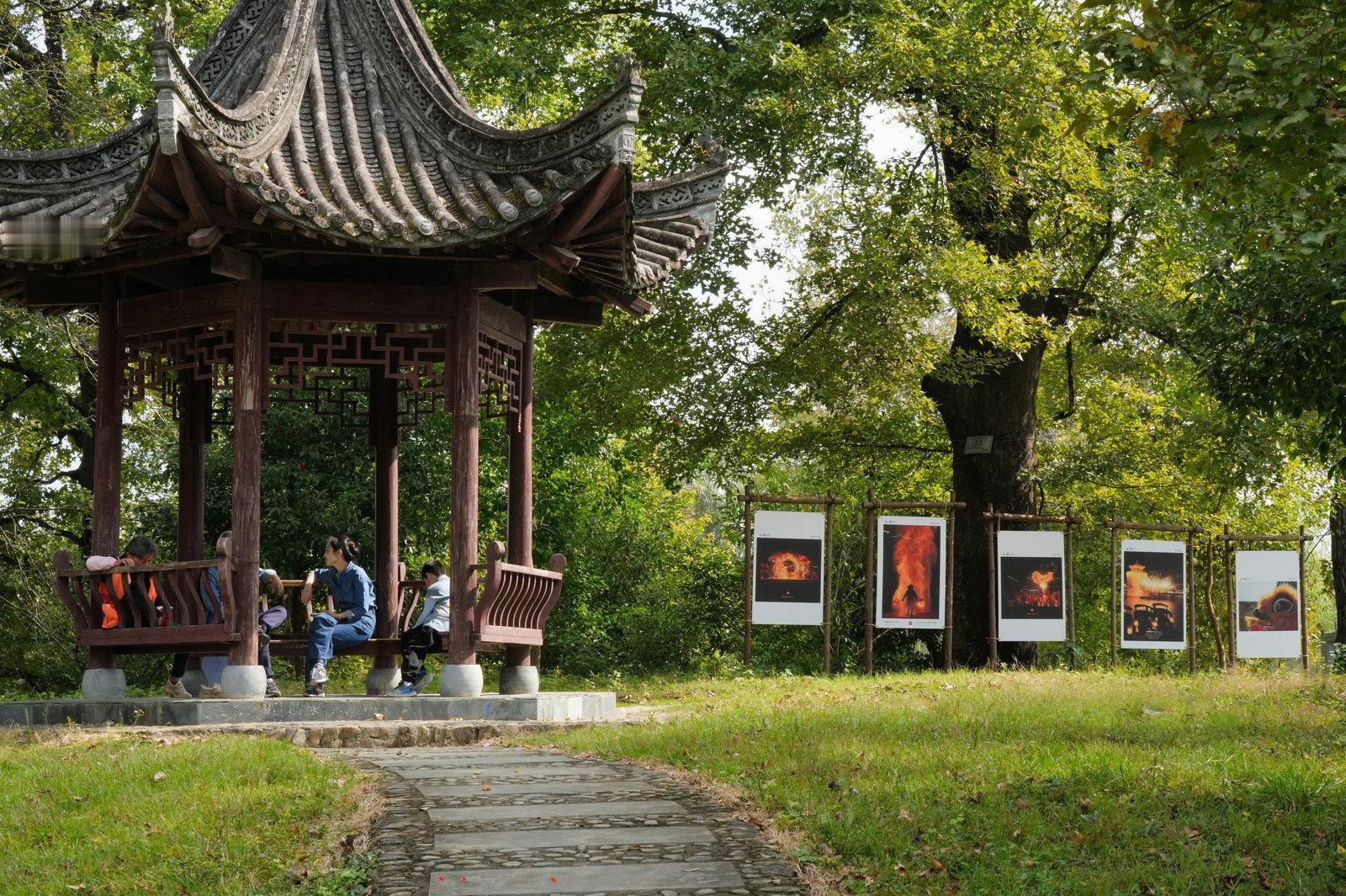 一座千年古村，三块新牌子。
10月24日，小米首个影像实践基地落地安徽黟县南屏村，小米工匠学院培训基地、米福星之家联盟同步挂牌。
科技扎根传统，影像遇见古村，双向赋能，彼此成就。
#影像南屏# #米福星##小米影像实践基地# ​
