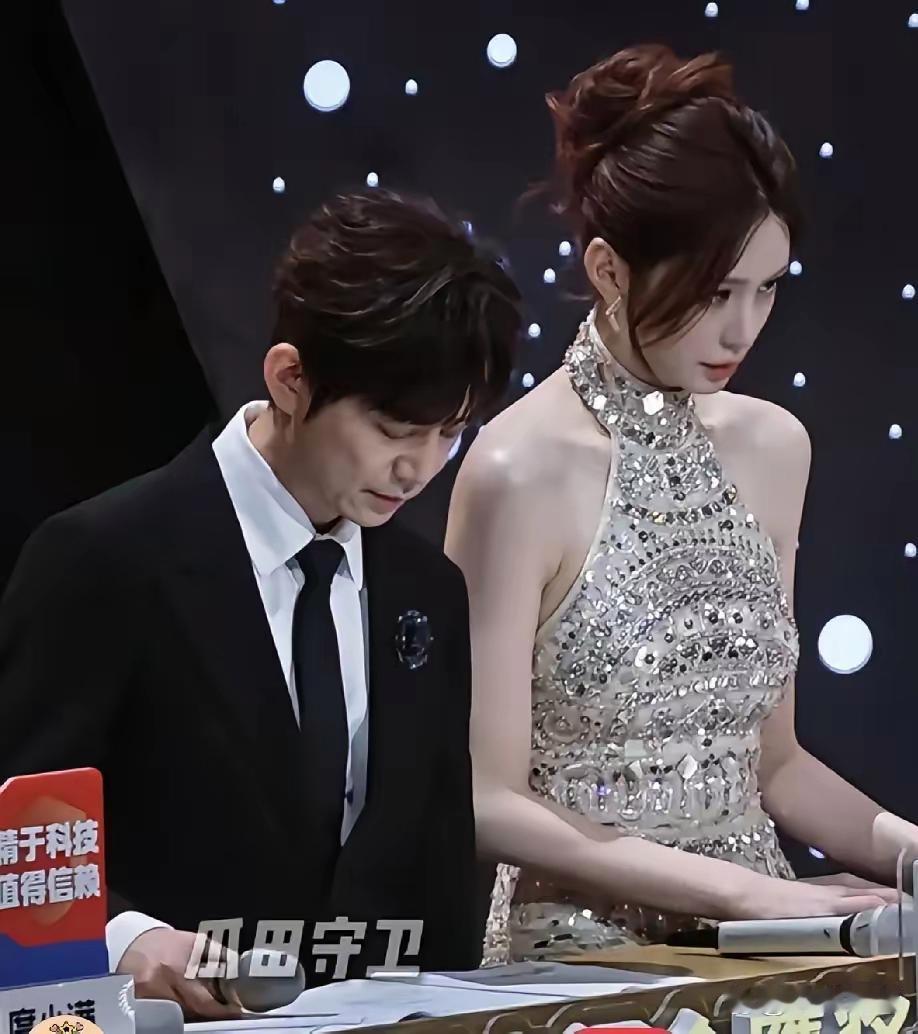 梅婷得最佳女配，我接受了，宋佳得最佳女主，我也接受了，唯一让我难以接受的是，何炅一个有着多年经验的主持人，居然一直在现场背稿。
一直以为何炅老师，这种级别的主持人 ，主持能力很厉害，这种稿子，凭他的功底早就烂熟于心，临场发挥对于他来说应该是轻轻松松的。
没想到在金鹰奖晚会现场，镜头 ​