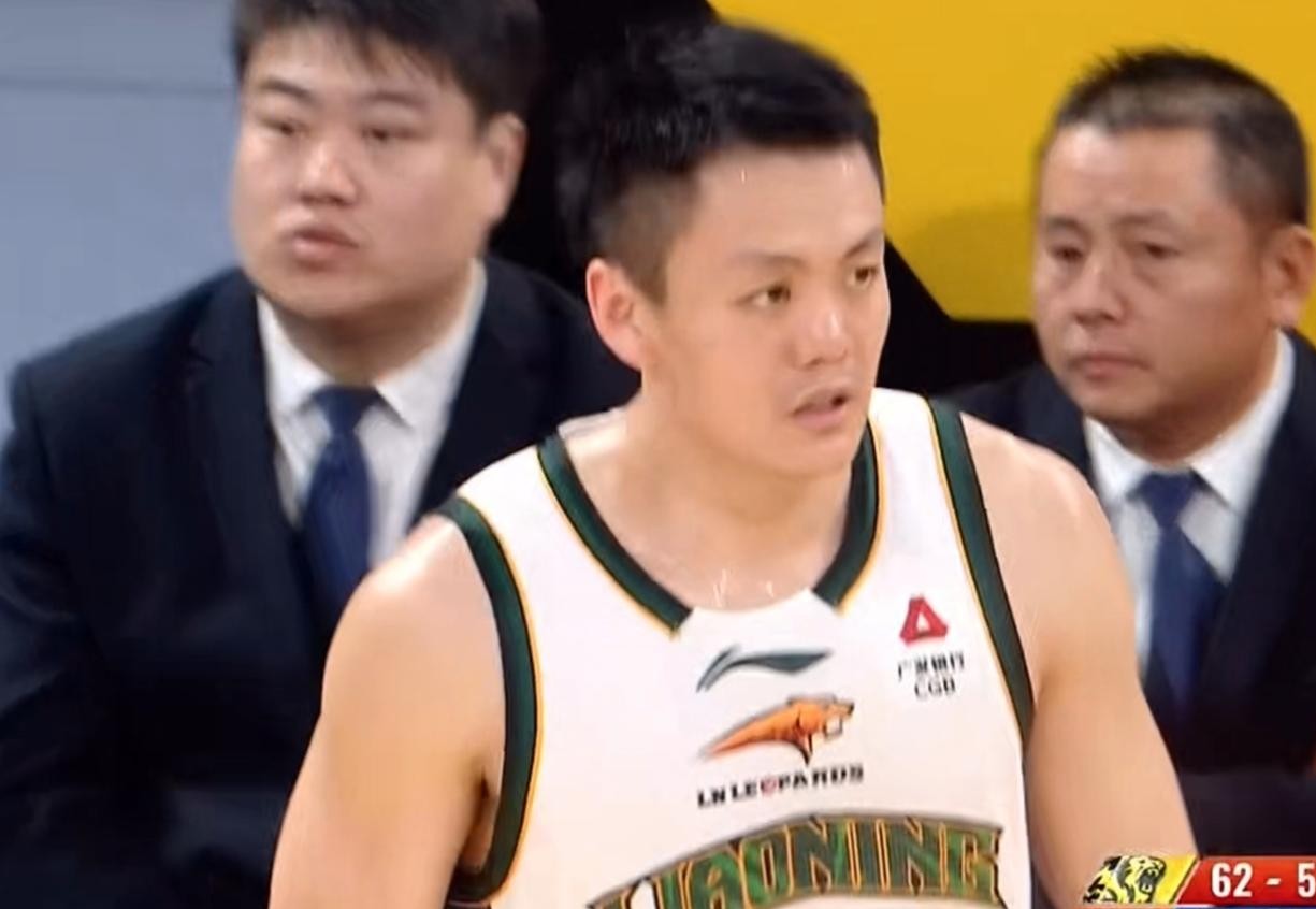 辽宁男篮客场输给浙江广厦这一仗，暴露出球队眼下最要命的软肋：防守端漏洞百出，赖以生存的外线一旦打铁，比赛立刻交代。
第二节打出15比32的比分，场面只能用断崖式崩盘来形容。
全场辽宁三分球投了足足35次，居然只扔进9个，命中率连两成六都不到。
尤其是第二节那波得分荒，外线连续试投了九次全砸铁，