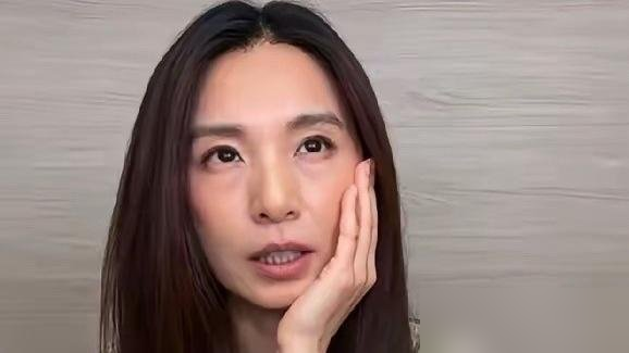 43岁田馥甄直播被嘲突然老了，法令纹深到粉丝不敢认。她没反驳，只说了句：我三年没睡过一个整觉。
新专辑《要去什么地方》，收歌收了整整三年。制作人陈建骐说，听歌会上她从不选歌，是歌在选她。删掉的每一首，都是她亲手推开的确定答案。
最狠的是拍视觉。没带团队，就她和摄影师两个人飞法罗群岛。订机票、租车