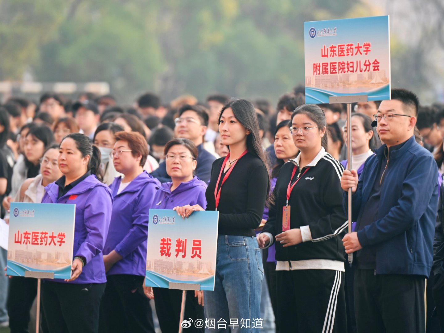 #山东医药大学2026秋季运动会开赛# 金秋赴赛场，少年竞锋芒！山东医药大学2026年秋季田径运动会火热开幕！[努力]开幕式庄严有序，红色跑道上，健儿蓄势待发！起跑、腾空、投掷、冲刺，每一个瞬间都迸发山医药学子的活力！[开学季]#同城热点创作计划#  ​