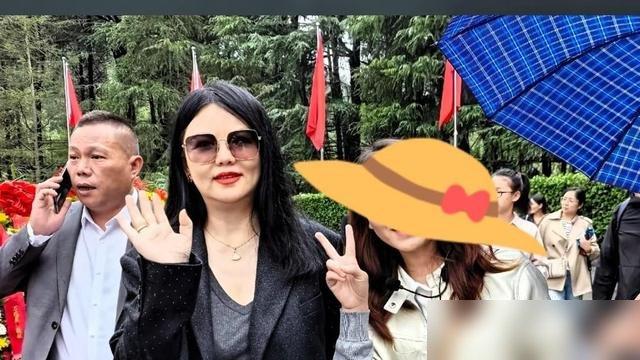 身形骤然消瘦，就一定是身体出状况吗？
 
李湘身形变得单薄引来不少猜测，王岳伦道出内情，此前激素药物让她体重逼近两百斤。停药之后她咬牙运动，每周五次泡在健身房，半年就甩掉五十斤。从三月到十月，多地公开露面，整个人模样大变。
 
常言道滴水穿石非一日之功，优越条件再配上极强自律，才造就这场肉眼可见的蜕