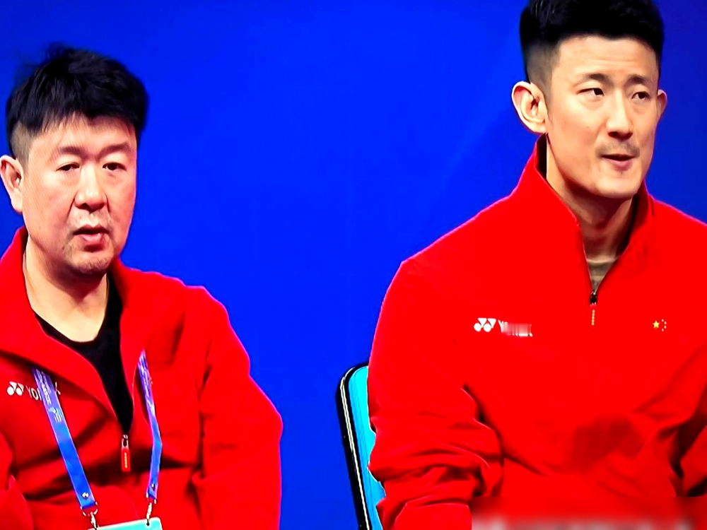 李诗沣第二局仅得7分输球，谌龙坐教练席全程没吭声！
2026中国羽毛球大师赛首轮，李诗沣对阵奈良冈功大，首局领先被拖进对手擅长的多拍节奏磨垮，第二局心态崩盘连丢9分，最终0-2惨败。
转型教练的奥运冠军谌龙，就坐在主教练孙俊旁边，没抢着指点，没说场面话，只是安安静静观察记笔记，全程没发一言。