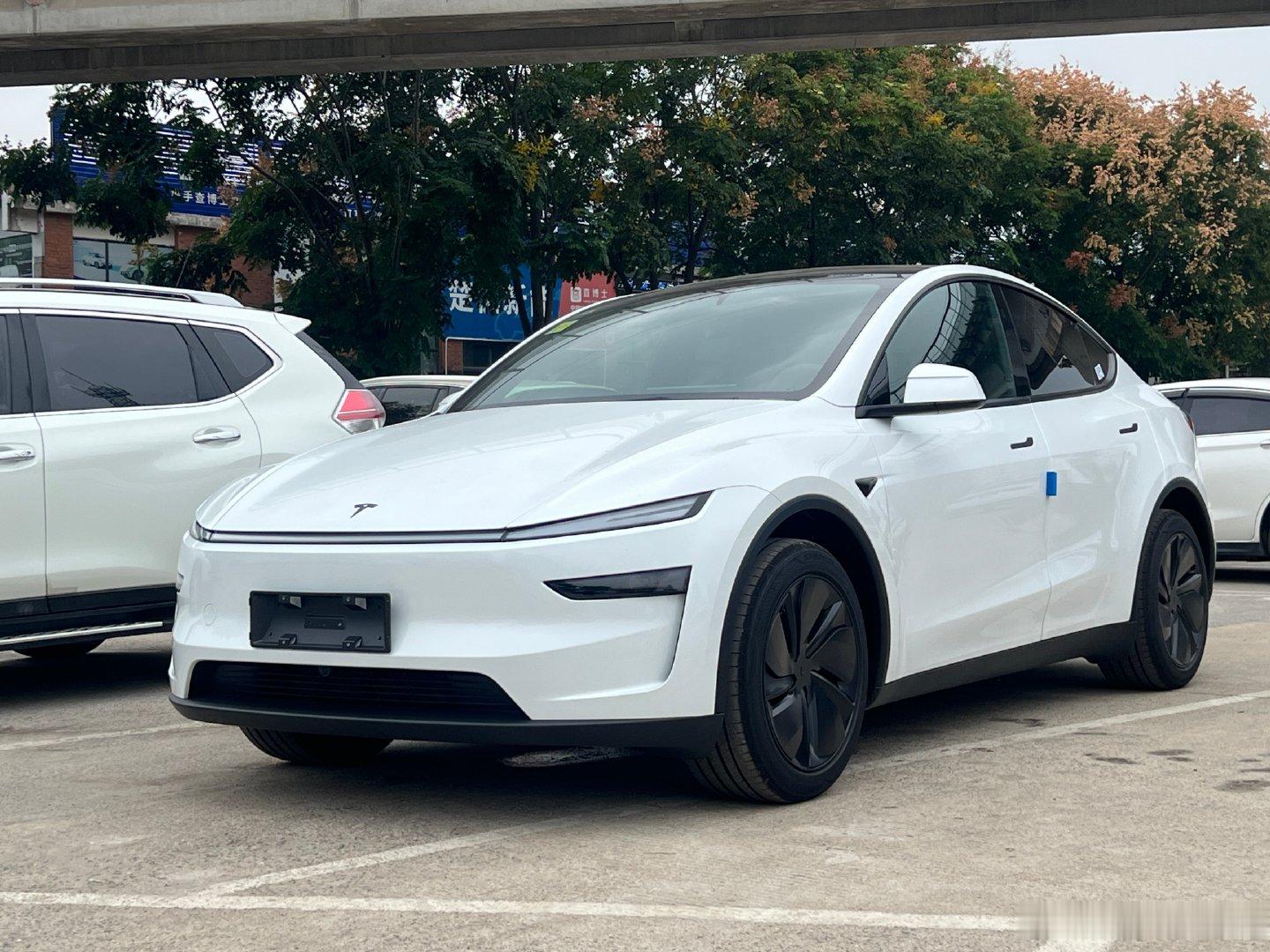 26款特斯拉Model Y 后轮驱动版（标续）
指导价：26.35万，白外黑内
20公里，26年9月出厂，26年9月上牌
原版原漆，个人一手，全国联保，过户出现在23.88#特斯拉[超话]##特斯拉y##新能源# ​