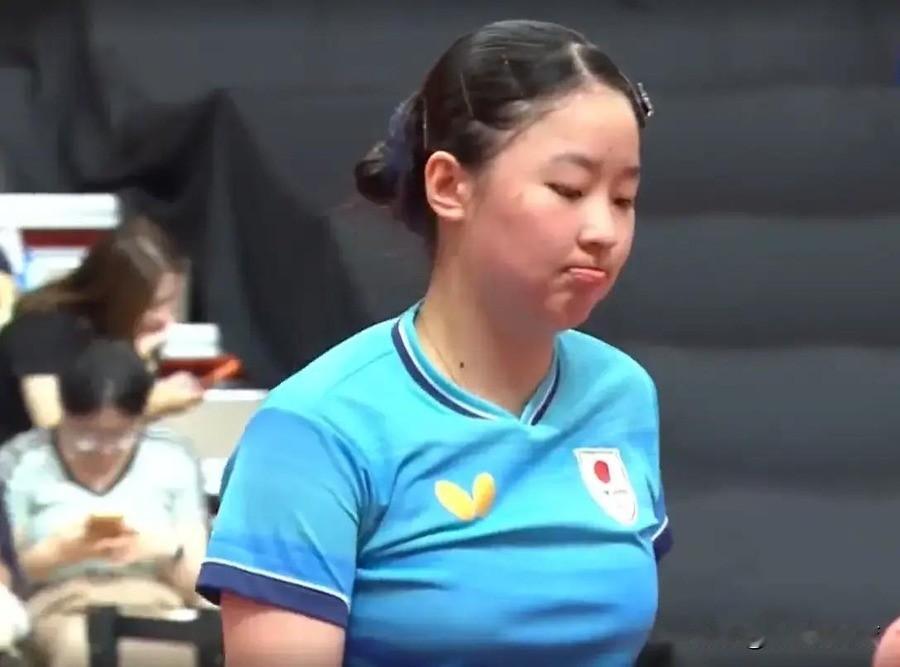 1-4又输了！张本美和主场被王曼昱三天双杀，赛后哭着说完败，四金豪言现在只剩女双一根救命稻草
第三局9比5领先，距离拿下关键一局只差两分。张本美和站在主场球台前，眼神里全是搏杀的狠劲。可王曼昱偏偏不信邪，硬生生用一波流把比分逆转成12比10。
那一刻，张本美和的心理防线肉眼可见地塌了——这不是一场普