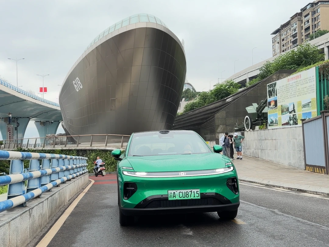 这个绿色的车也太好看了吧！🚗