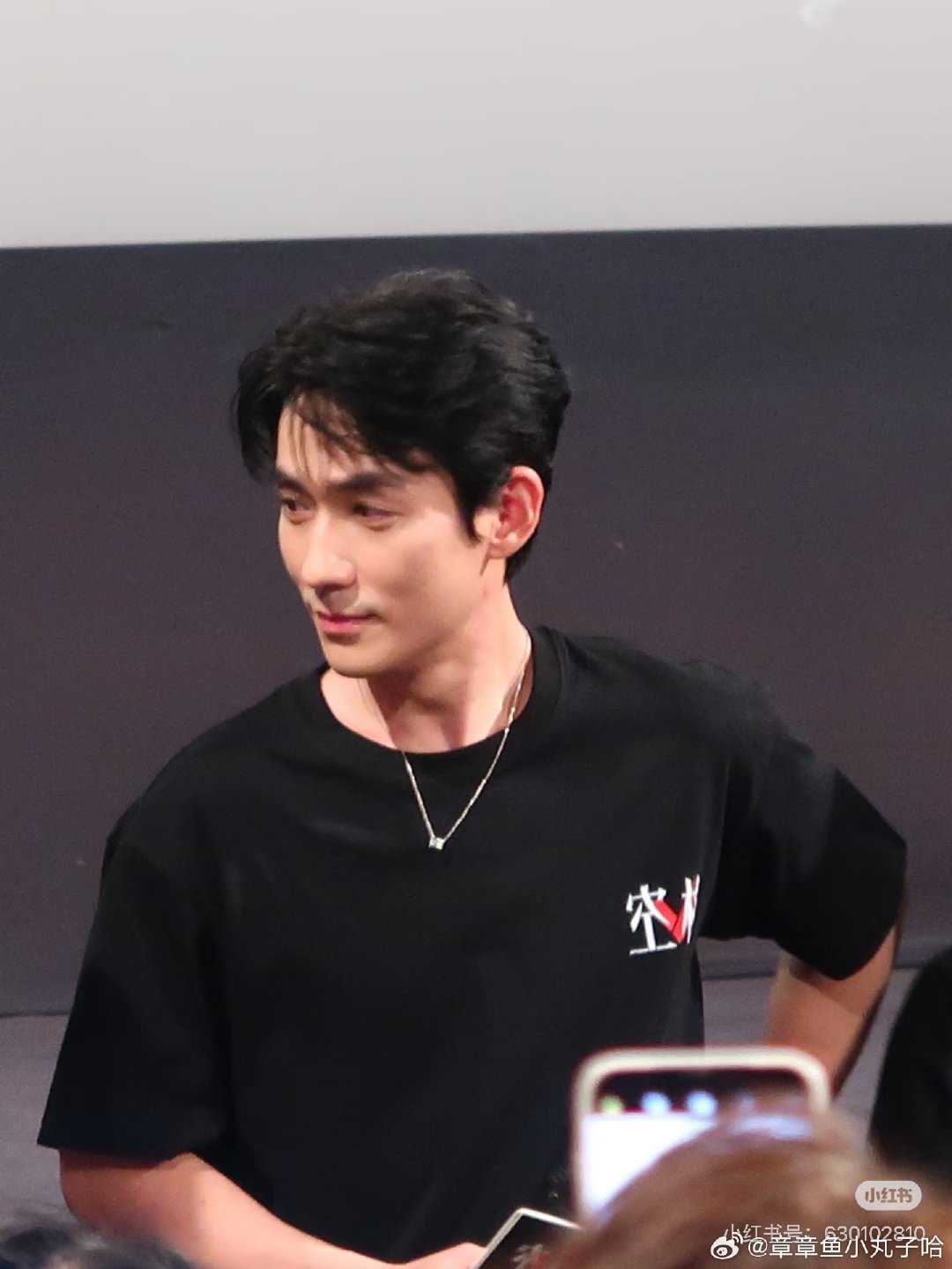 #朱一龙[超话]##朱一龙##朱一龙对卫诗雅唱情歌她老公坐台下#好好看 ​