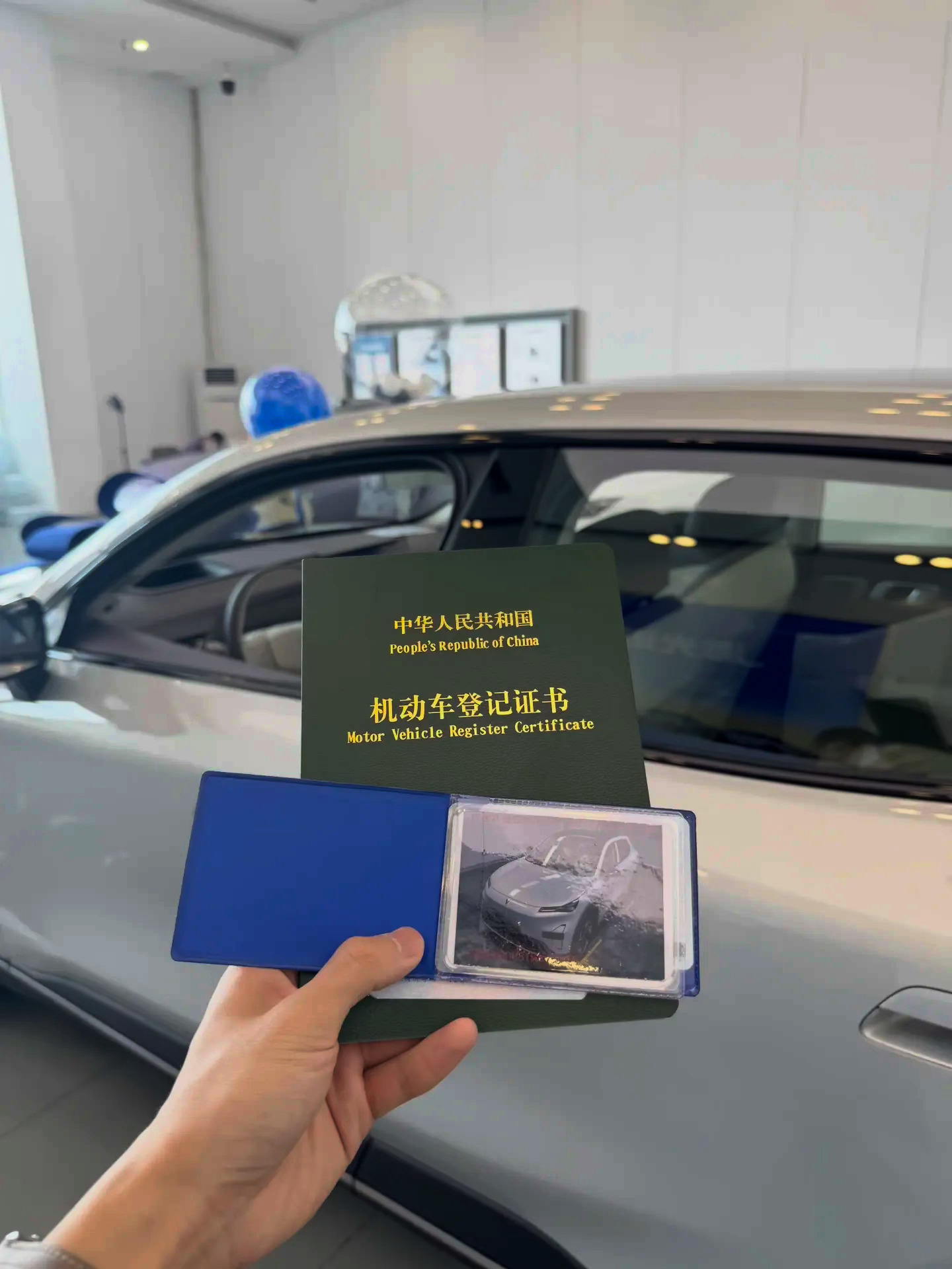 提深蓝 S05 激光版一段时间，最让我惊喜的就是这套带激光雷达的辅助驾驶，实实在在改善了日常开车的体验。
早晚高峰在城区通勤，路况复杂，行人、非机动车穿插多。激光雷达感知能力强，能提前识别周边障碍物，遇到突发情况及时预警，开车心里更有底，堵车时也不再紧绷神经，城区开车更安心。
周末跑高 ​