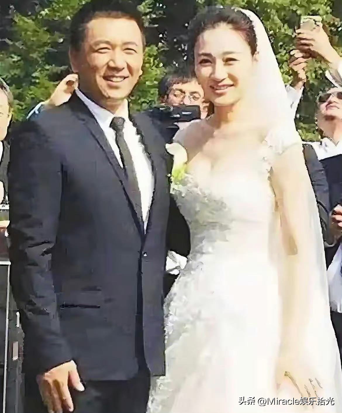 李小冉官宣离婚，手续去年就办完了。

回看过去一年，她一直在频繁营业，上浪姐、参与各类综艺，重新发力搞事业。

前夫徐佳宁被强制执行2111万余元，属于公司经营产生的债务，婚姻的维持离不开现实考量，经济基础是绕不开的一环。

大家怎么看待这件事？