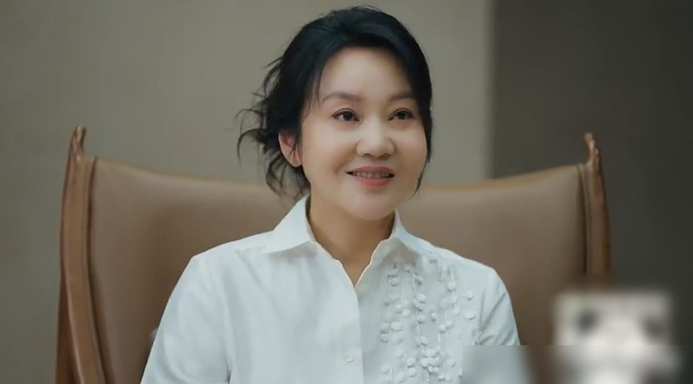 闫妮又被问是不是上台前喝了，她直接否认，说就是沉浸在歌里了。
那场晚会她穿亮黄裙子，眼神迷离，整个人晃得跟没骨头似的，唱《Mojito》愣是唱出了一种在自家客厅喝大了的感觉。魏大勋站旁边，全程绷着，嘴角抽抽，想笑又不敢笑，俩人像在两个频道上。
网友给她封了个内娱微醺第一人，胡歌补刀说那不是微醺，