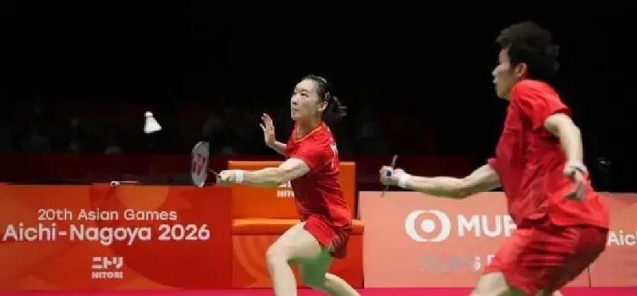 从13比18落后连追5分逆转，到21比8碾压印尼黑马，中国羽毛球混双首夺亚运四连冠，8个月冠军荒背后到底经历了什么
9月29日，名古屋亚运会羽毛球混双决赛刚刚收官。首局13比18，蒋振邦和魏雅欣站在悬崖边，对面正是半决赛两局淘汰冯彦哲和黄东萍的印尼组合西亚纳维和马尔瓦。
逆转不是热血，是战术纠错
印