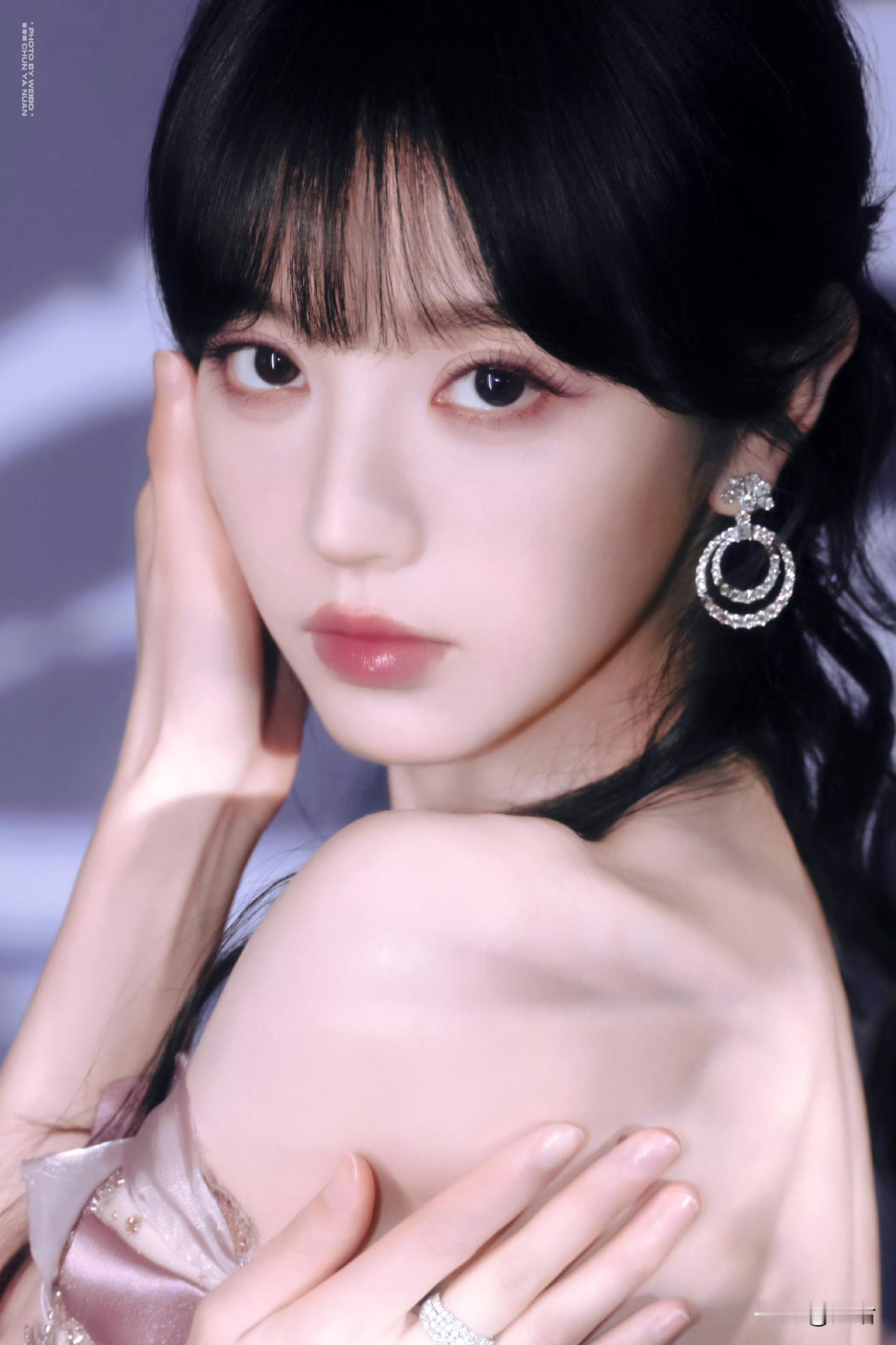 田曦薇这妹子太有魅力啦！看到她的中秋美照，感觉整个画面都变得超有氛围感...