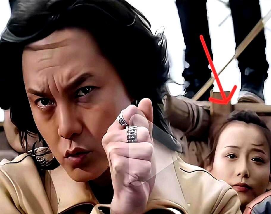 所有人都以为她是零基础演戏的天才插画师，其实她早就演过电影。

凭《给阿嬷的情书》火遍全网那会儿，大家都夸王晓慧是老天爷赏饭吃。结果底细一扒，人家早年在韩寒的《四海》里就露过脸，还跑过龙套，哪是什么一张白纸？

最耐人寻味的是，戏红之后她没进圈，回汕头继续画插画，对当群演的旧事只字不提。

跑过龙套