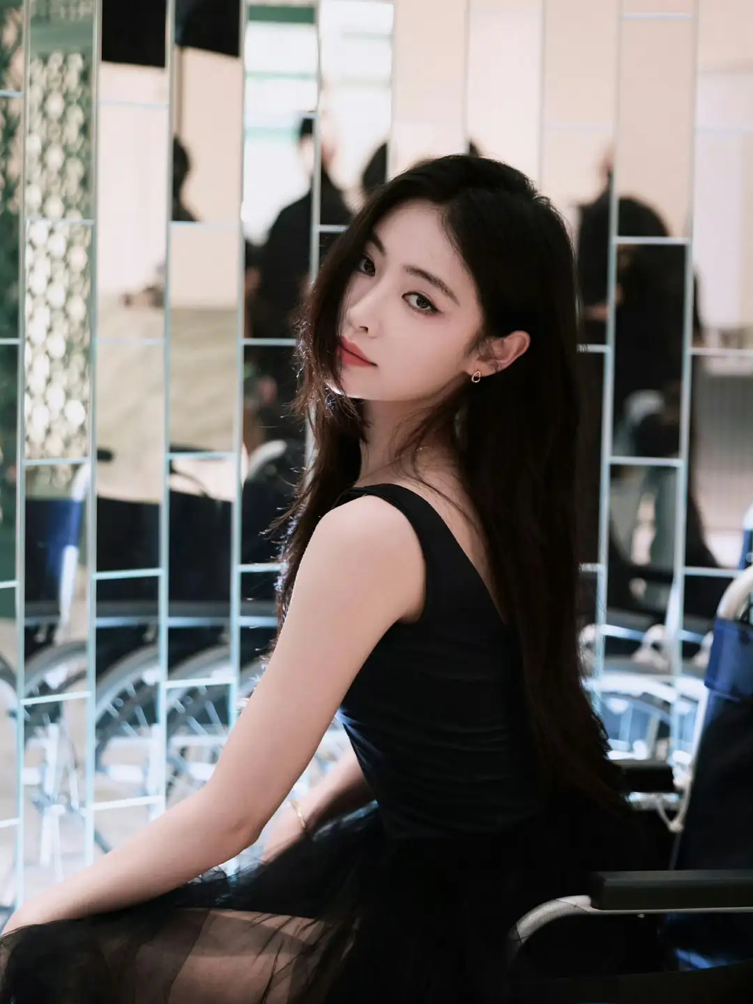许佳琪我一直觉得她的眼睛有一种媚意，很适合出演一些类似苏妲己这样的妖后角色，或者都市作品中的恶毒大反派，又或者傲娇大女主，可惜我好像都没看到过，她根本就不适合出演朴素女主，因为她的颜值很难撑起来。 ​