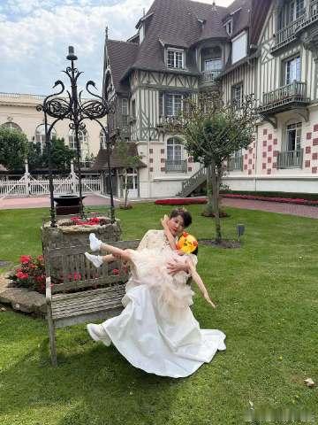 何猷君婚礼刷屏那会儿，大家全盯着四太的表情和奚梦瑶的“豪门面相”。但我...