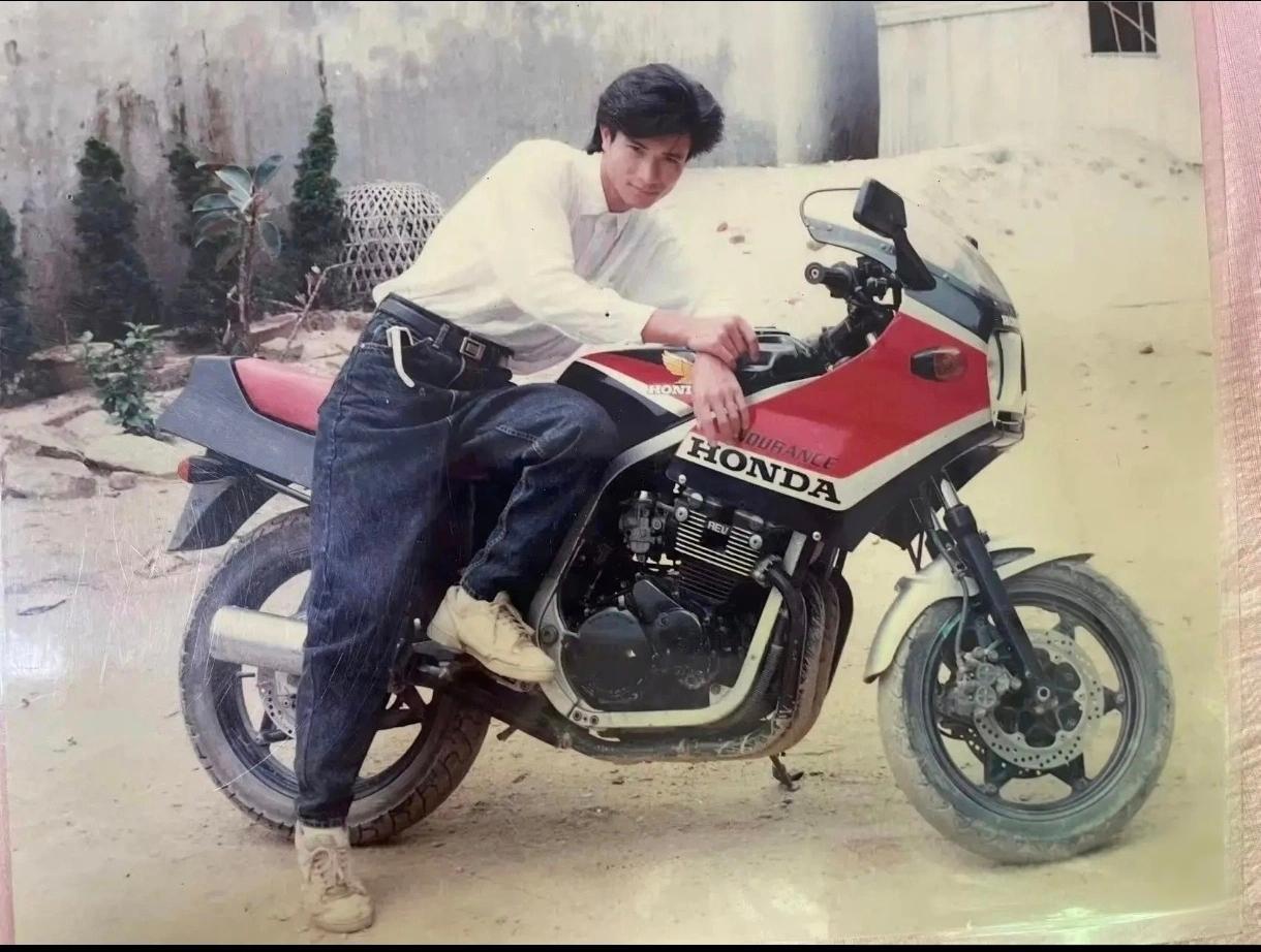 30年前最靓的仔
一台进口的HONDA
一头港式长发+墨镜
