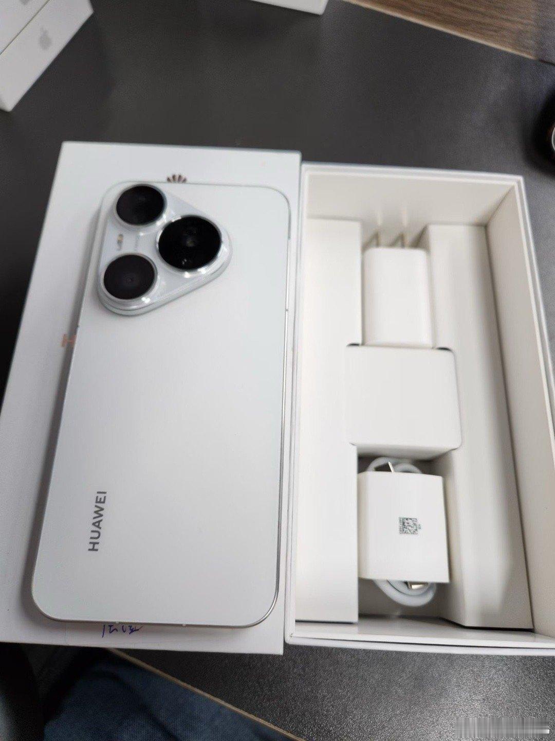 Pura90  Pro  12+512G  白色  
电池100  保修到4.30号 
成色靓 全套  
3999 ​