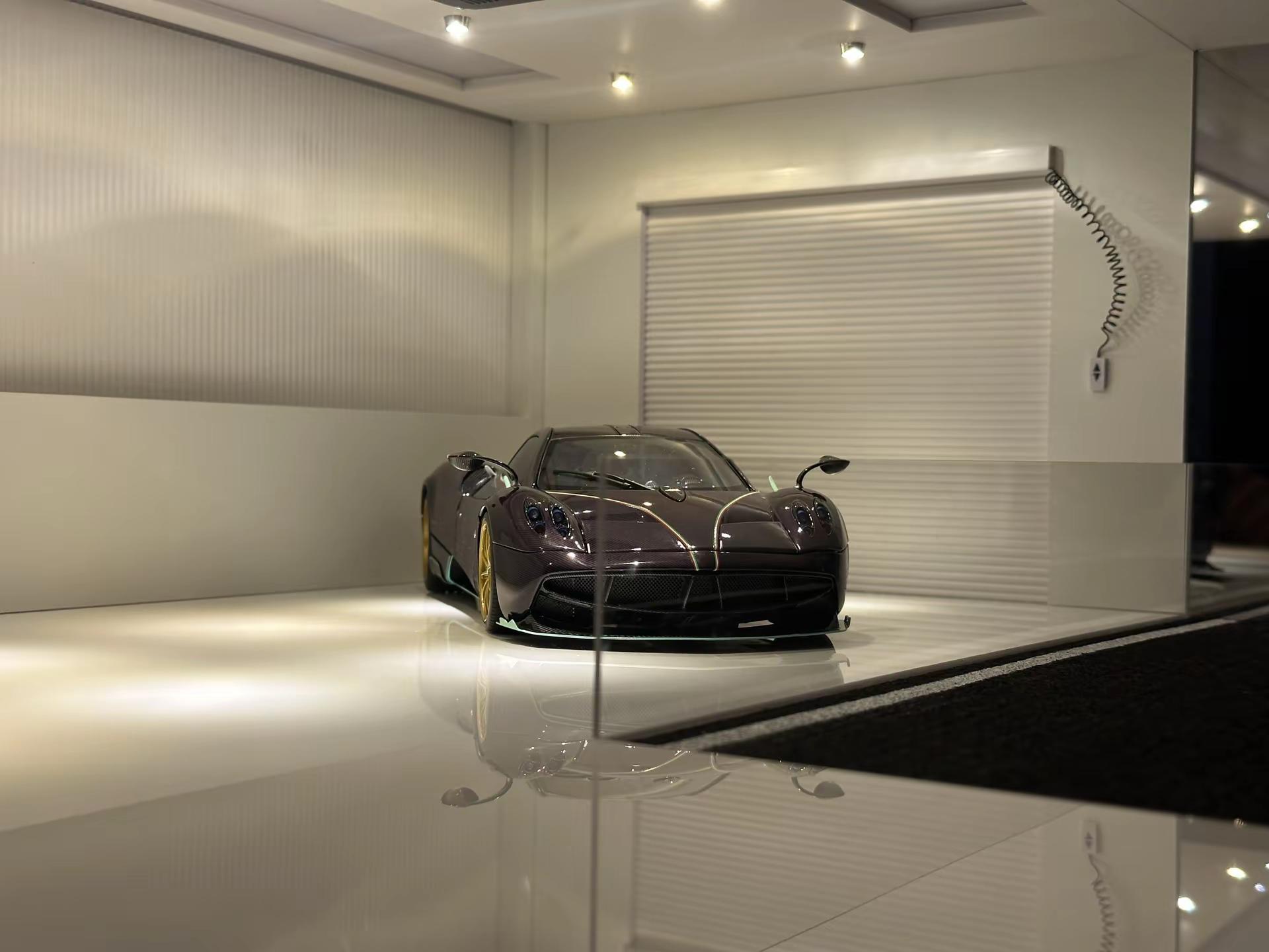 帕加尼风神（花雅）睚眦。Pagani Huayra Dinastia-Yazi（睚眦）是 Huayra 王朝版三台特别版之一，以中国神话中的“睚眦”为灵感打造。紫色裸碳、金色轮毂和意大利三色拉花，让它成为 Huayra 系列最具辨识度的车型之一 汽车模型 汽车摄影 超跑 模型收藏