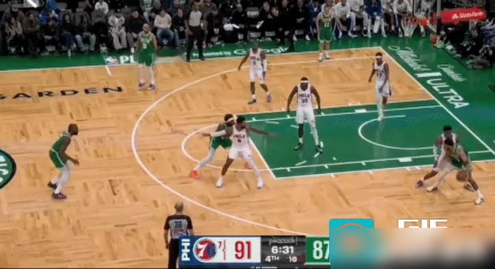 20岁，背伤2次，单场30分，76人这3号签，真捡到宝了。 恩比德不...