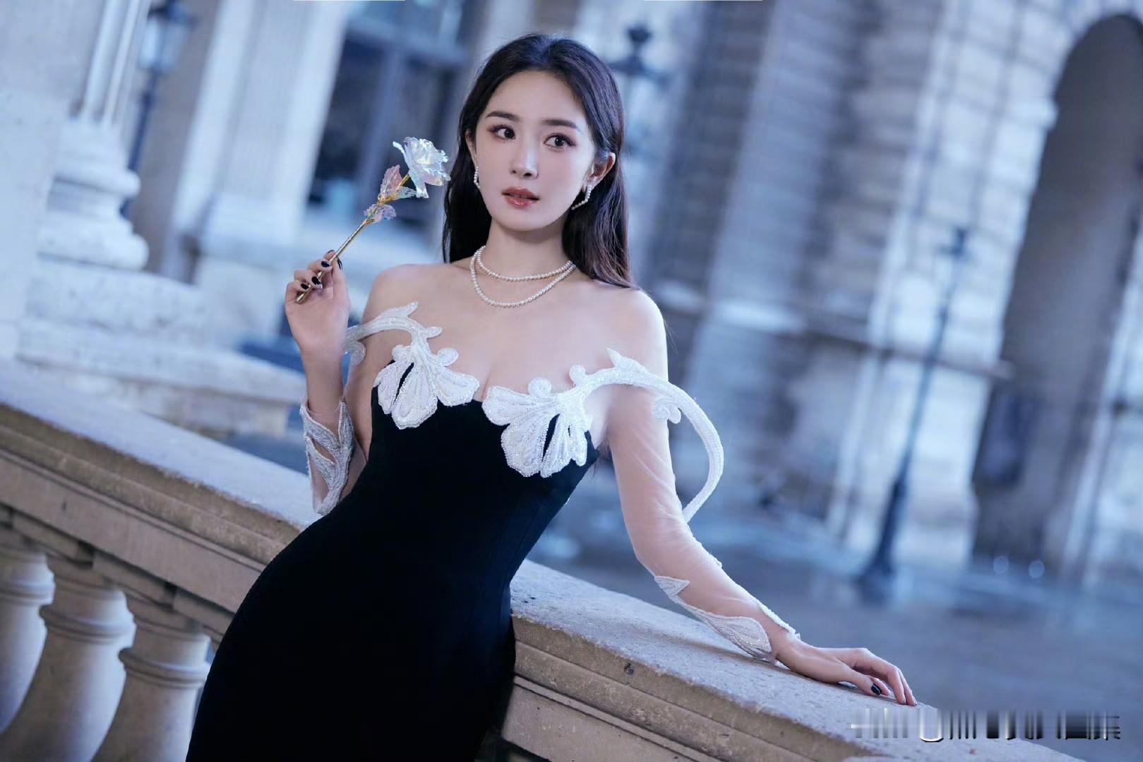 杨幂穿黑裙简直美出天际！她那身黑色针织镂空开衫配黑色开衩半身裙，披肩卷...